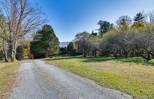 Ambient Manchester Village Abode with Deck and Pond! - Foto 32