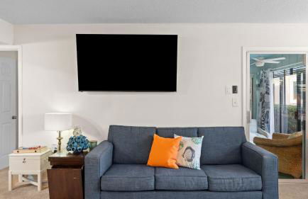 Steps from the Sand Bright Coastal Stay w Pool Access Coastal Hideaway by AvantStay - Foto 7