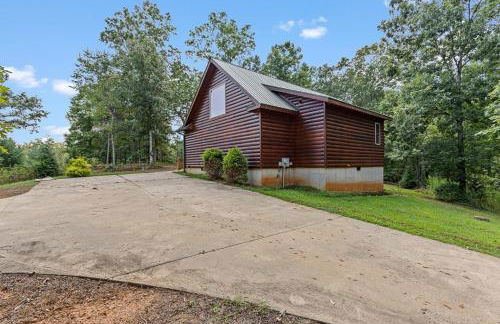 Romantic Cabin w Rain Shower & Spa Tub - Photo 35