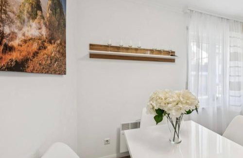 Prime Host Balcony Apartment - Photo 12