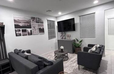 New,and Modern Home close to the strip - Foto 12