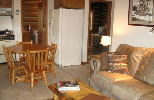 Relaxing Glamping Vacation: Fantastic Log Cabin with a Hot Tub in Darby, MT - Foto 6