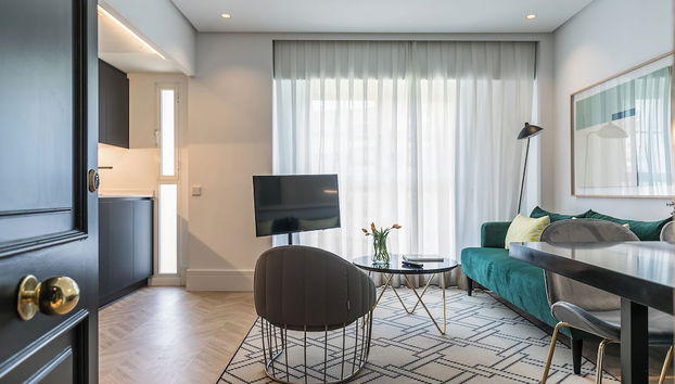 Feelathome Waldorf Suites Apartments - Photo 4, Living area