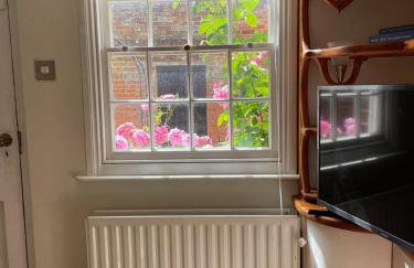 Historic Cottage in Heart of Farnham nr the Castle - Photo 8