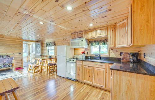 Lakefront Cabin with Dock, Fire Pits in Danbury! - Foto 8