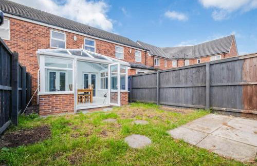 Charming House with Free Parking - Photo 25