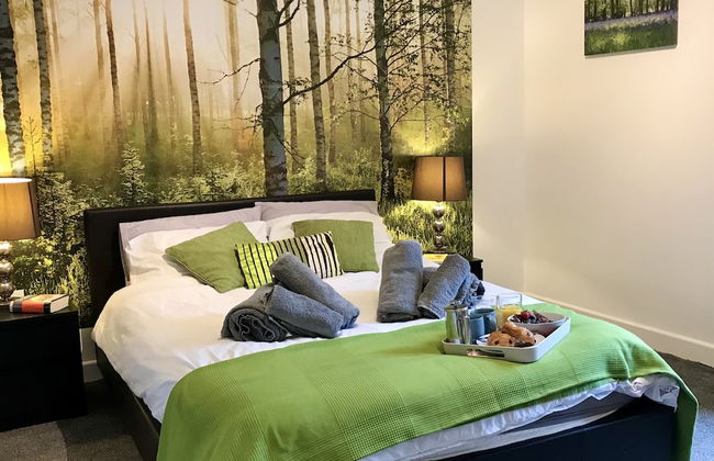 Stylish 3 Bedroom House Only 5 Mins From M6/m58 - Photo 1