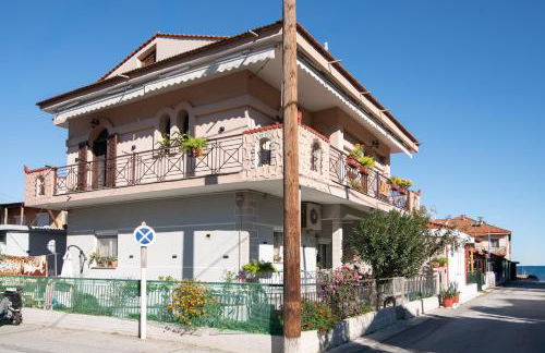 Sunrise Suite Olympiada - Luxury Beachfront Escape - Photo 32