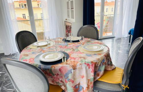 French Riviera centre ville plage port balcon panoramique et Clim - Foto 6