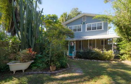 Serene Beachy Bungalow with Large Screened Porch! - Foto 21