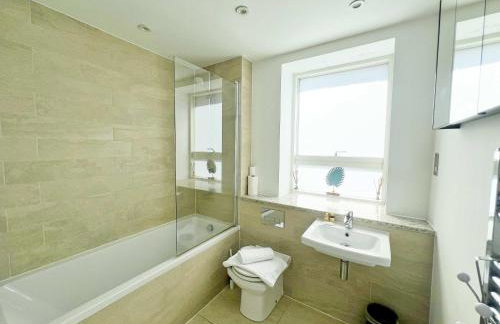 Deluxe Apartment near Cabot Circus w Parking sleeps 5 - Foto 17