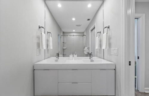 Seven Palms Waterfront- Private Dock, Heated Pool & Lanai -Walk to beach! by Maven Vacation Rentals - Foto 21