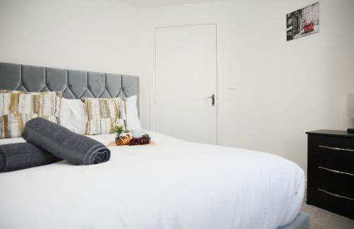 Gregor Place Modern four Bedroom House in Calne with Private Parking, perfect for teams or families staying in the area, Long stays welcome - Photo 33