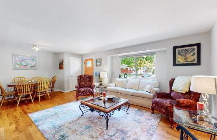 Charming four bedroom home with large yard and plenty of room for family - Foto 11