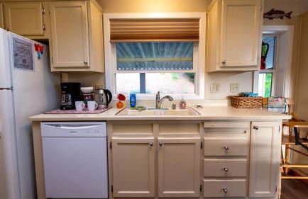 Cozy Waterfront Cottage with Hot Tub in Lakeside, Oregon - Foto 9