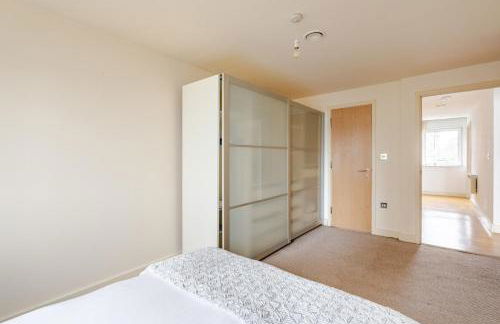 Amazing River view 2 bedroom apartment, sleeps 6, balcony and parking - Foto 24