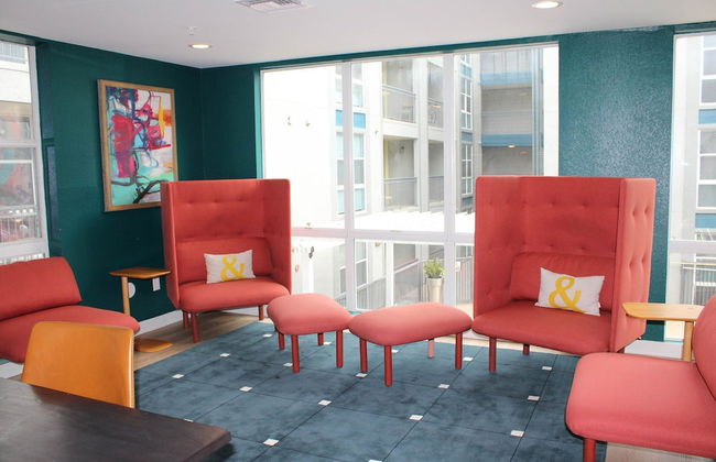 Modern Condo With Pool, Gym, Workspaces & BBQ - Foto 31