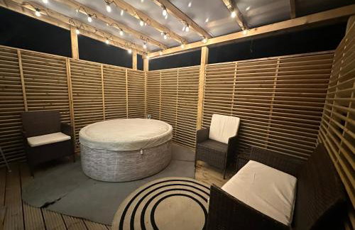 Lovely 3 bed with jacuzzi, close to airport, driveway, wifi - Foto 45