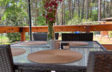 Urocza chatka w lesie nad wodą - Foto 17