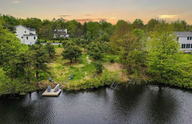 Inn the Poconos by Avantstay Private Lake Access Enclosed Hot Tub - Photo 52