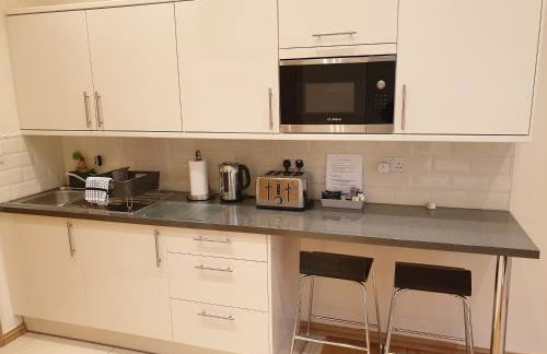 London Luxury Apartments 3 Bedroom Sleeps 8 with 3 Bathrooms 5 mins Walk to tube station free parking - Foto 2