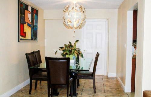 4-bedroom pool house in peaceful Sunrise with AC, WiFi, King bed - Foto 17