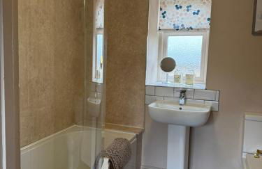 4-Bed Cottage at Famous Tuckers Grave Inn Sleeps 8 - Photo 57