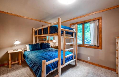 Waterfront Highland Lake Home with Deck and Dock - Foto 18