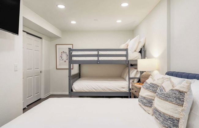 Explorer by Avantstay Close to Slopes! Game Room, Guest Suite, Hot Tub - Photo 45