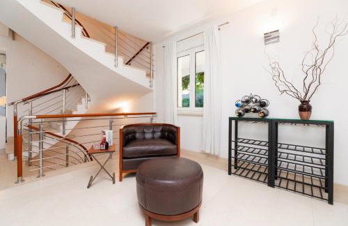 VILLA PHILIPPA - luxurious five-room villa - idyllic location - first row to the sea - spectacular view of the sea bay - unforgettable sunsets - 15 minutes from Supetar ferry port - free parking - private heated pool - Foto 54