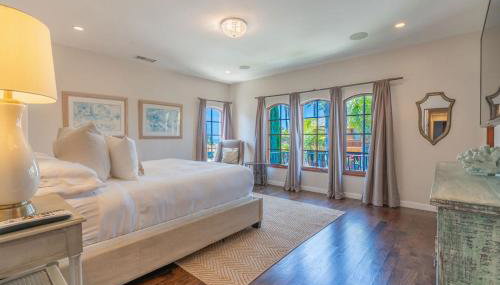 Mediterranean Beauty with Rooftop Deck and Views - Foto 3