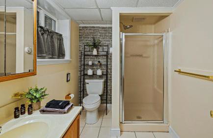 Frolic on Fern by Avantstay Enclosed Deck w/ Forest Views, Bar - Foto 62