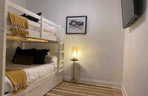 Two Condos on Music Row that Sleeps 14 with POOL and Parking - Foto 41