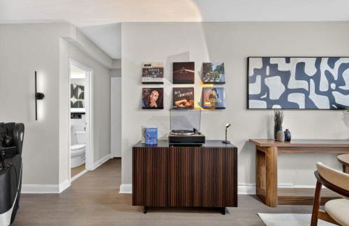 CASA Arlington Suite with In-Suite Massage Chair & Premium Amenities - Foto 17