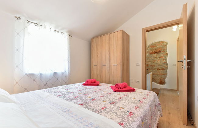 House 1735 - Photo 2