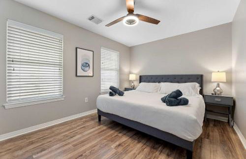 Luxurious Home with Huge Pool - Photo 39