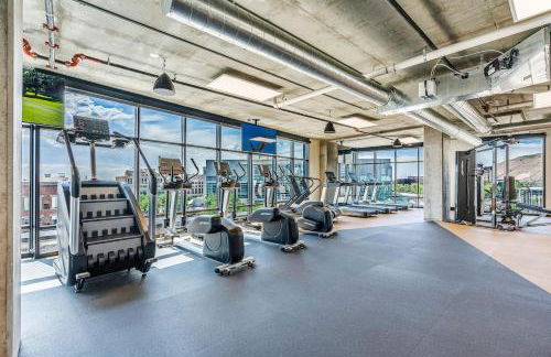 10thFloor CityView HotTub,Pool,Gym,Parking,King Bed - Foto 29