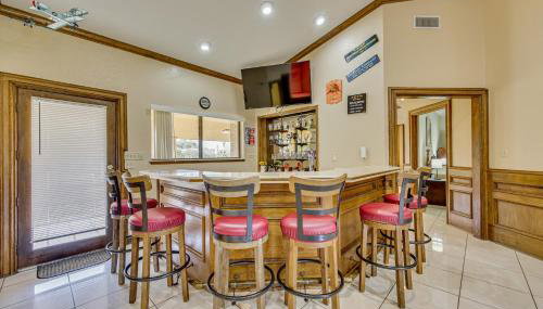 Pool and Game Room Waterfront Harlingen Home - Foto 5