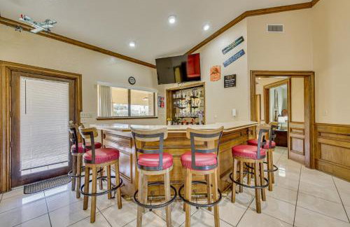 Pool and Game Room Waterfront Harlingen Home - Foto 5