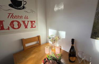 Romantic Luxury Cabin & Hot Tub near New Forest Dorset - Photo 22