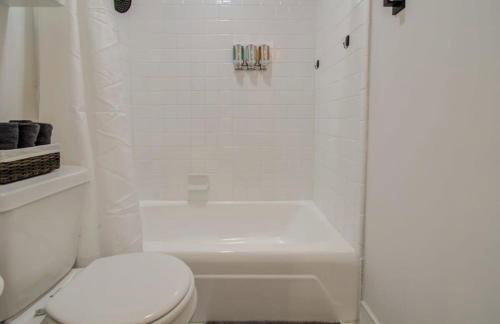 Spring Branch Paradise 4-BD Backyard Pool Oasis - Foto 28