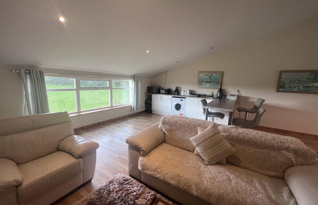 Captivating 2 Bed Apartment in Newhouse - Photo 3