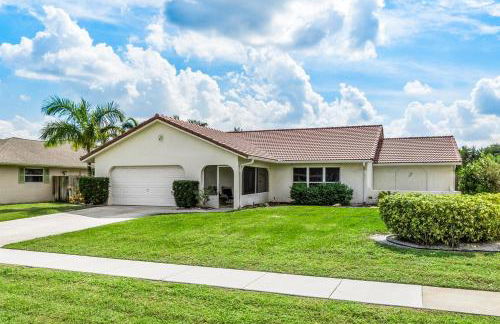 Bright and Comfy 5 Star Location with a Heated Pool - Photo 29