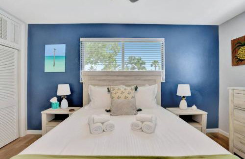 Eagle's Way with Firepit Heated Pool and Sunroom Near BEACH - Foto 18