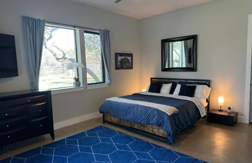 Upscale Modern Hill Country Home! Has it ALL! - Foto 56