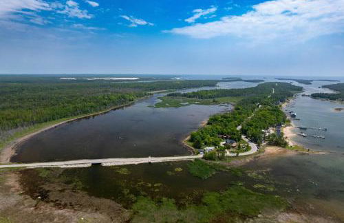 Steps to Lake Cedarville Cabin 12 with Shared Perks - Foto 43