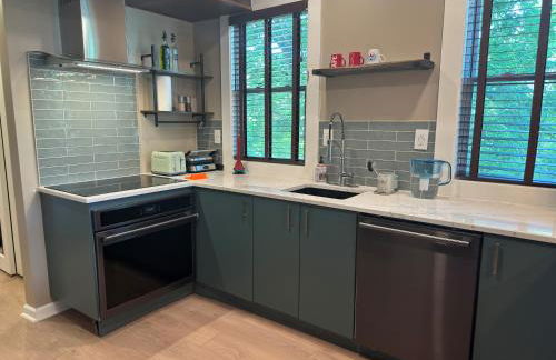 NEW! Urban Oasis, Chic 3-BR 2-BA Corner Unit, Steps Away from NYC! - Foto 7