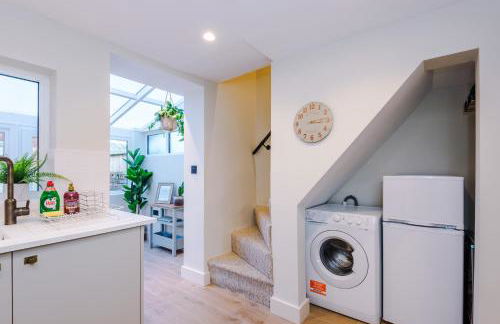 Foden's House by YourStays - 2 Bedroom Cottage in Sandbach with gorgeous dining room extension, High end finish - Foto 6