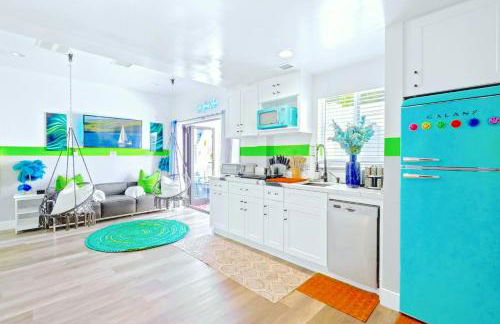 D- Hip & Stylish NoHo Family-Friendly Home near Universal & Hollywood with Patio - Hot Tub - Games - & Parking - Foto 3