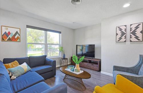 Peaceful and Relaxing Getaway w Beautiful Pool - Photo 6